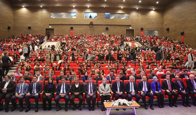Erzincan'da valilik girişimiyle 2 bin 351 üniversite ve lise öğrencisine burs verildi
