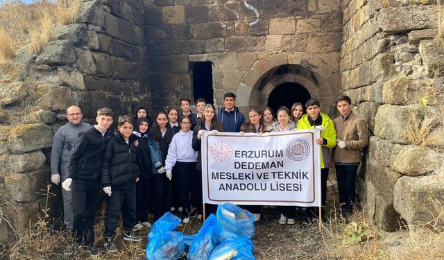 Erzurum'da gençler tarihi tabyayı korumak için temizlik yaptı