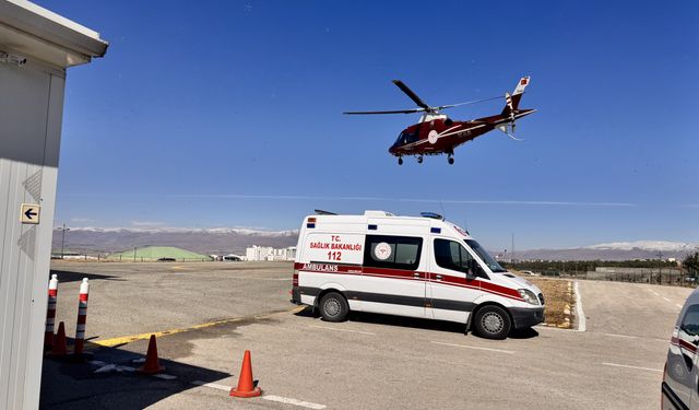 Erzurum'da hamile kadın ile kalp krizi geçiren hasta ambulans helikopterle hastaneye yetiştirildi