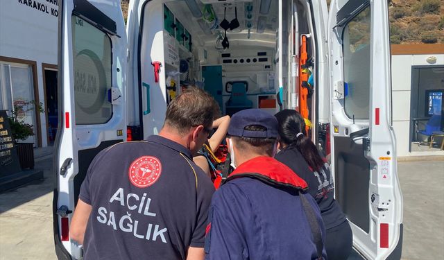 Fethiye açıklarında yatta yaralanan kişi tahliye edildi