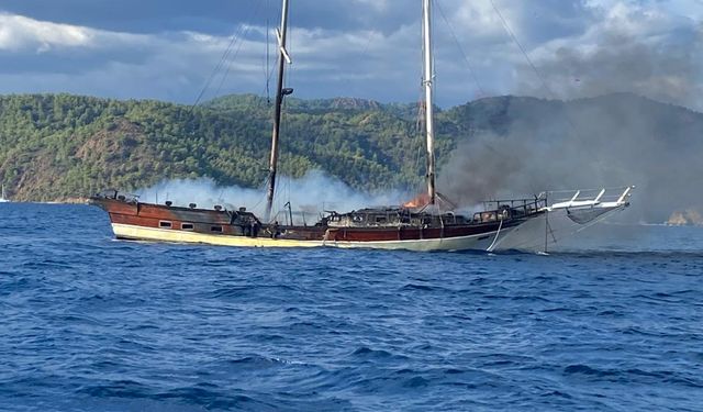 Fethiye'de yangın çıkan tekne söndürme çalışmaları sırasında battı