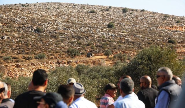 Filistin topraklarını gasbeden İsrailliler, Batı Şeria'da zeytin hasadı yapan Filistinlilere saldırdı