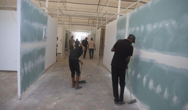 Gazze'deki Nasır Hastanesi, İsrail'in serbest bırakacağı Filistinli esirleri karşılamaya hazırlanıyor