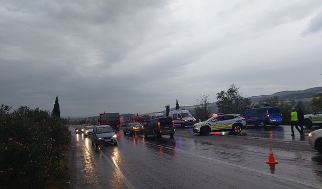 GÜNCELLEME - Denizli'de midibüsün devrildiği kazada 1 kişi öldü, 32 kişi yaralandı