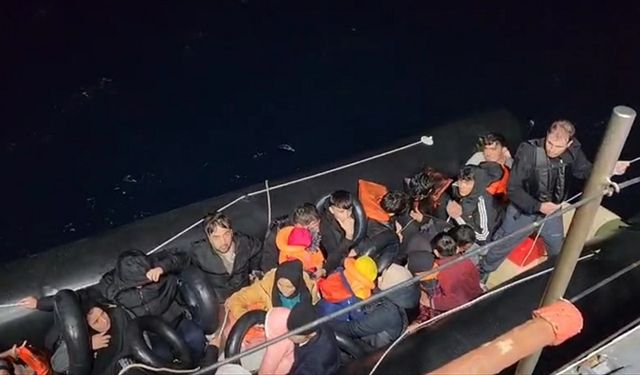 İzmir açıklarında 104 düzensiz göçmen yakalandı