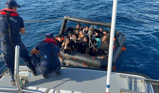 İzmir açıklarında 75 düzensiz göçmen kurtarıldı, 73 düzensiz göçmen yakalandı