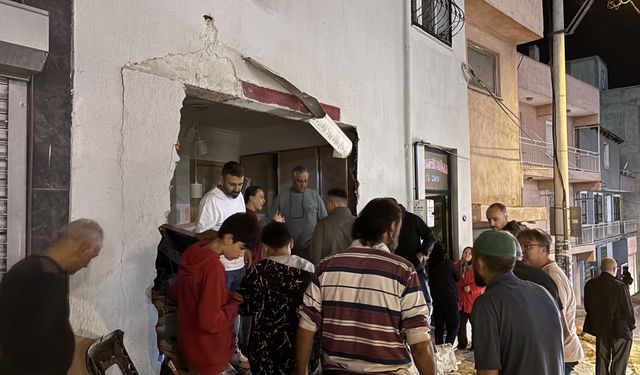İzmir'de freni boşalan kamyonun eve çarpma anı güvenlik kamerasında