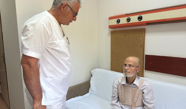 Kalbi 3 kez duran 74 yaşındaki hasta 'literatürlük ameliyat'la sağlığına kavuştu