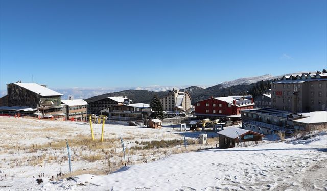 Kar yağışıyla beyaza bürünen Uludağ kayak sezonunu bekliyor