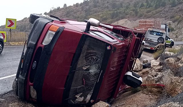 Karabük'te su kanalına devrilen kamyonetteki 5 kişi yaralandı