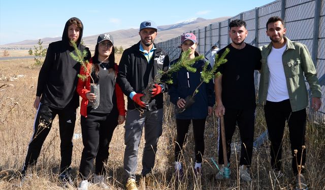Kars'ta, üniversite öğrencileri 90 bin şehit anısına fidan dikti