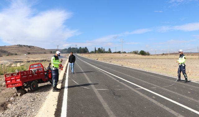 Kilis'te 3 tekerlekli elektrikli motosikletin devrildiği kazada 2 kişi ağır yaralandı
