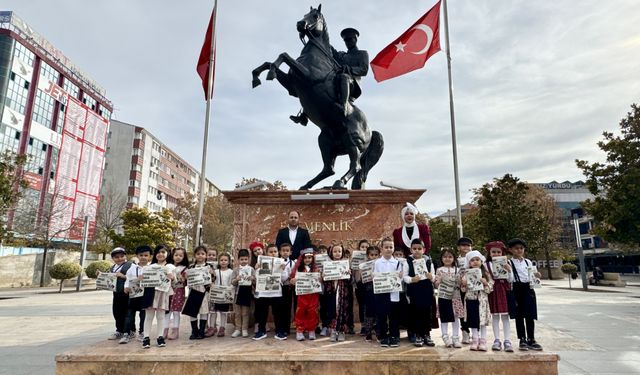 Kırşehir'de öğrenciler Cumhuriyet'in ilanını duyuran temsili gazeteyi dağıttı
