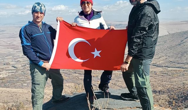 Kırşehirli dağcılar, Cumhuriyet'in 102. yılını 1823 metre yükseklikte kutladı