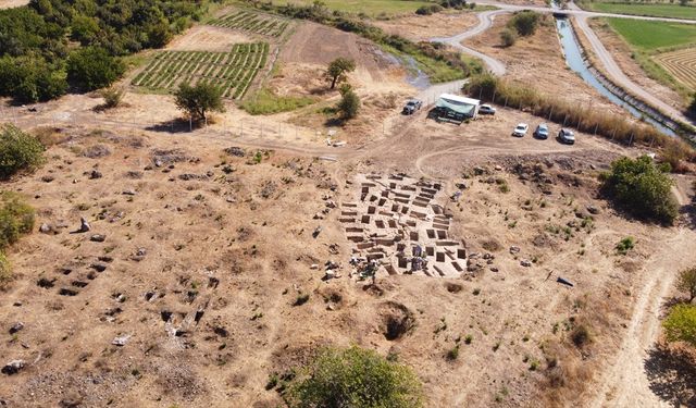 Kolossai Antik Kenti'nde yan yana kaya tekne tipi 60 mezar bulundu