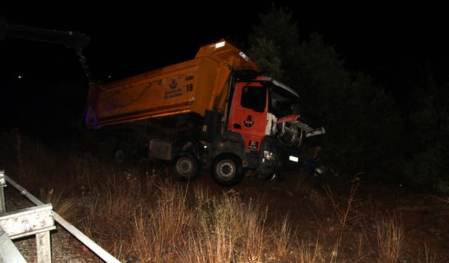 Konya'da kamyonun şarampole devrilmesi sonucu 2 kişi öldü, 1 kişi yaralandı