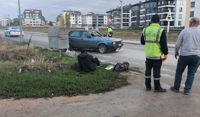 Kütahya'da ehliyetsiz sürücünün kullandığı otomobilin çarptığı 2 kişi yaralandı