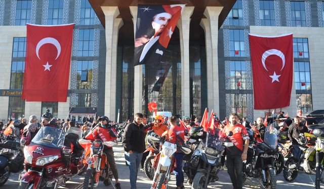 Kütahya'da motosikletlilerden 'Cumhuriyet Korteji'