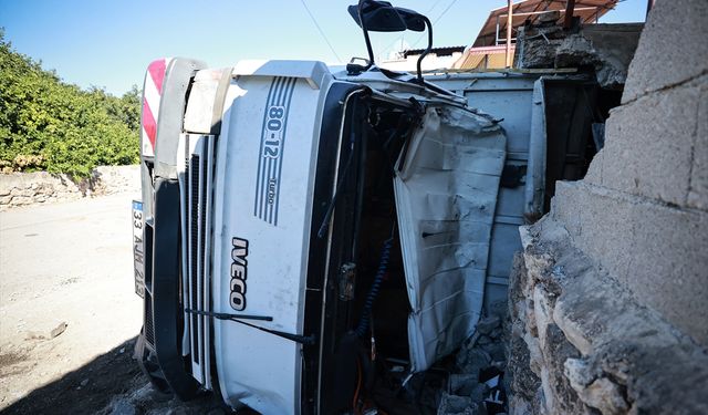 Mersin'de evin deposuna çarpan kamyondaki 2 kişi yaralandı