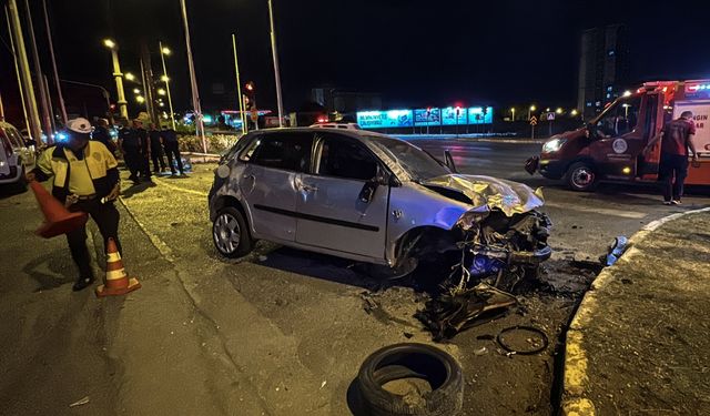 Mersin'de kavşaktaki direklere ve refüje çarpan otomobil sürücüsü yaralandı