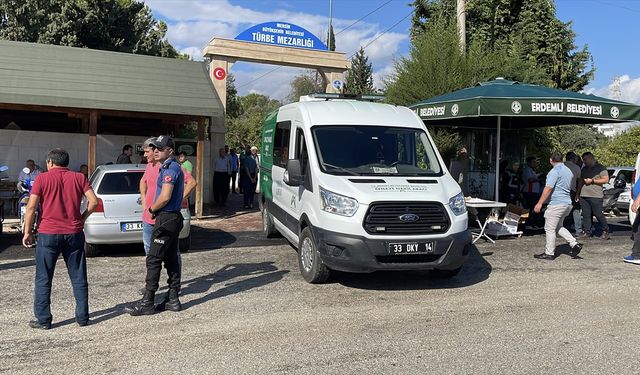 Mersin'de minibüsün şarampole yuvarlandığı kazada ölen 3 kişi defnedildi