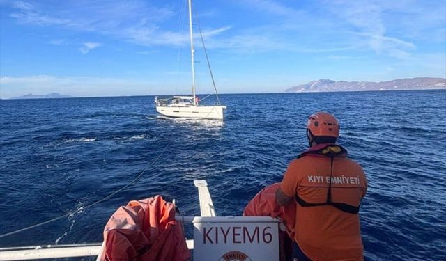 Muğla açıklarında sürüklenen teknedeki 2 kişi kurtarıldı