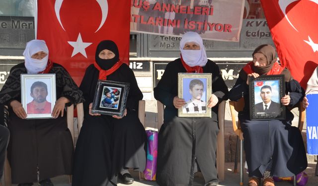 Muş'ta evlatlarına kavuşmak isteyen aileler, DEM Parti önündeki eylemlerini sürdürdü