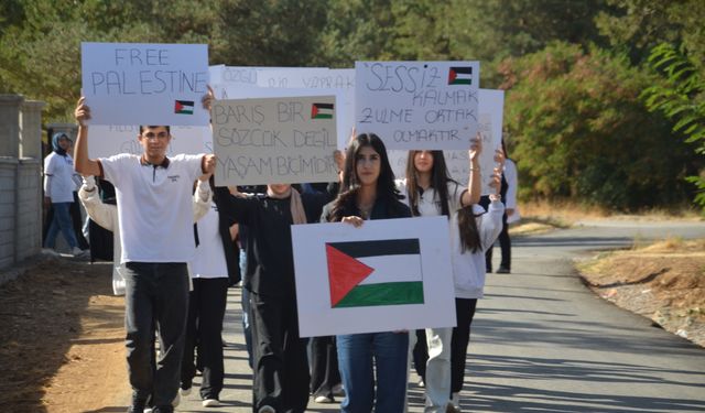 Muş'ta lise öğrencileri düzenledikleri yürüyüşle İsrail'e tepki gösterdi