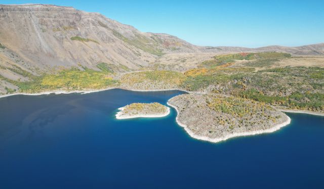 Nemrut Krater Gölü'nün çevresi sonbahar renklerine büründü