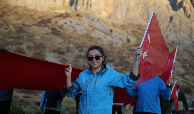 Niğde'de Cumhuriyet'in kuruluşunun 102. yılı dolayısıyla Aladağlar'a tırmanacak dağcılar kamp kurdu