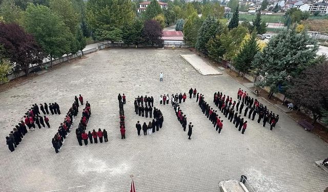 Öğrencilerden Küresel Sumud Filosu'na 'Filistin' koreografili destek