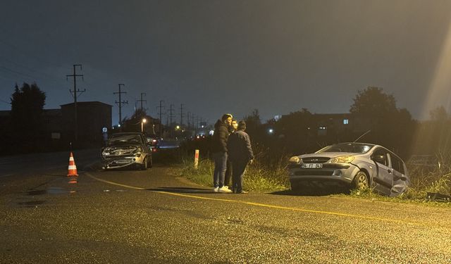 Sakarya'da 2 otomobilin çarpıştığı kazada 3 kişi yaralandı