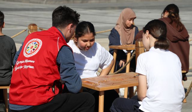 Sakarya'ya gelen 'Geleneksel Oyunlar Tırı' 2 bin kişiyi geçmişin oyunlarıyla buluşturdu