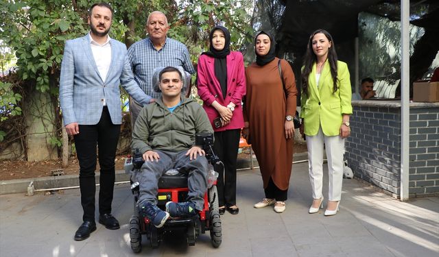 Siirt'te engelli gence merdiven çıkabilen tekerlekli sandalye hediye edildi