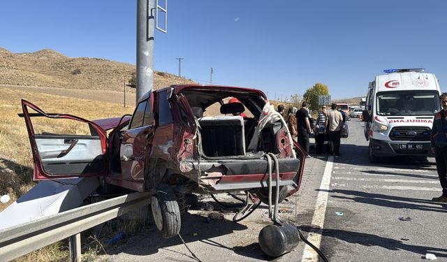 Sivas'ta otomobil ile hafif ticari aracın çarpıştığı kazada 10 kişi yaralandı
