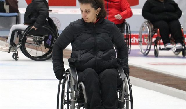 Tekerlekli sandalye curlingde sporcular, ay-yıldızlı forma için mücadele ediyor