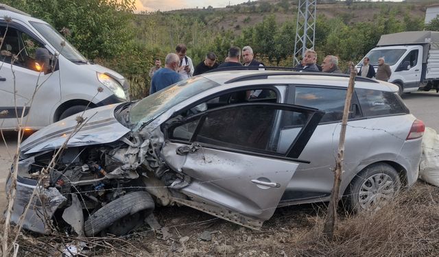 Tokat'ta otomobille minibüsün çarpıştığı kazada 5 kişi yaralandı