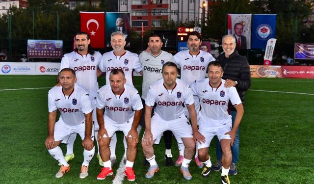 Trabzonspor'un efsane futbolcuları, Emir Yuşa için sahaya çıktı