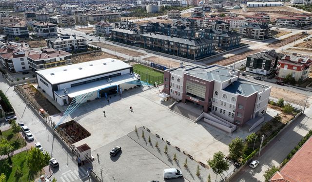 Trafik kazasında hayatını kaybeden Ahmet Çalık'ın adının verildiği spor tesisi açıldı