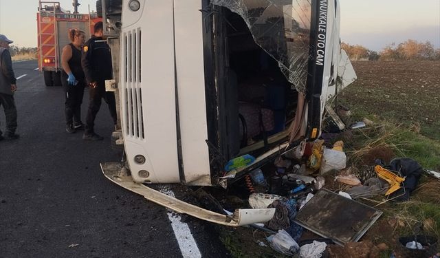 Uşak'ta tarım işçilerini taşıyan midibüsün devrilmesi sonucu 23 kişi yaralandı