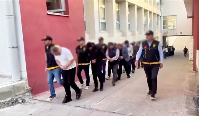 Nitelikli dolandırıcılık şebekelerine yönelik 23 ildeki operasyonlarda yakalanan 64 zanlıdan 25'i tutuklandı