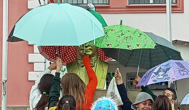 Adana'da öğrencilerin Atatürk büstünü yağmurdan korumaya çalışması kamerada