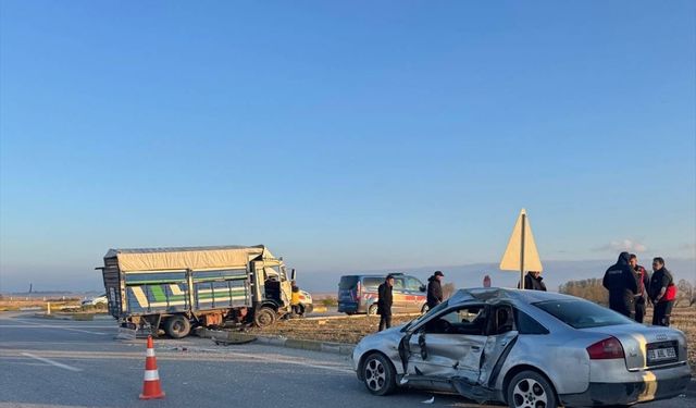 Afyonkarahisar'da kamyonet ile otomobil çarpıştı, 6 kişi yaralandı