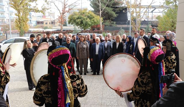 AK Parti Genel Merkez Kadın Kolları İnsan Hakları Başkanı Gerçek Tekin, Siirt'te konuştu: