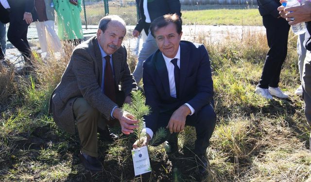 Ardahan Üniversitesi'nde 'kampüste dikili bir ağacın olsun' etkinliğinde fidanlar toprakla buluşturuldu