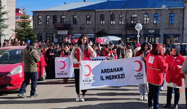 Ardahan'da Kızılay Haftası kapsamında çocuklarla farkındalık yürüyüşü düzenlendi