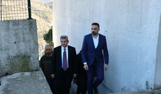 Artvin'de yamaçtan kopan kaya parçaları Çoruh Nehri'ne düştü