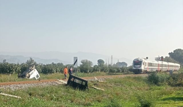 Aydın'da hemzemin geçitte trenin çarptığı kamyonetin sürücüsü yaralandı