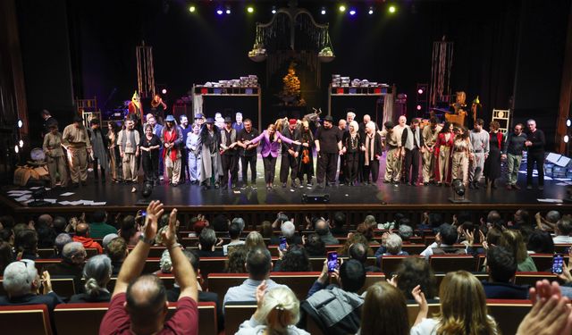 Bakırköy Belediye Tiyatrolarının 'Eşeğin Gölgesi' oyununun galası yapıldı