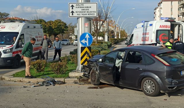 Başkentte iki otomobilin çarpışması sonucu 6 kişi yaralandı